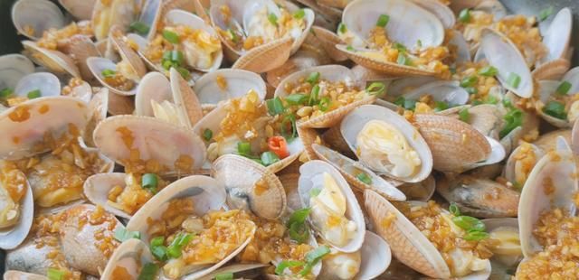 花甲|花甲除了炒还能怎样吃?加半个洋葱教你新吃法,喷香好吃到想舔盘