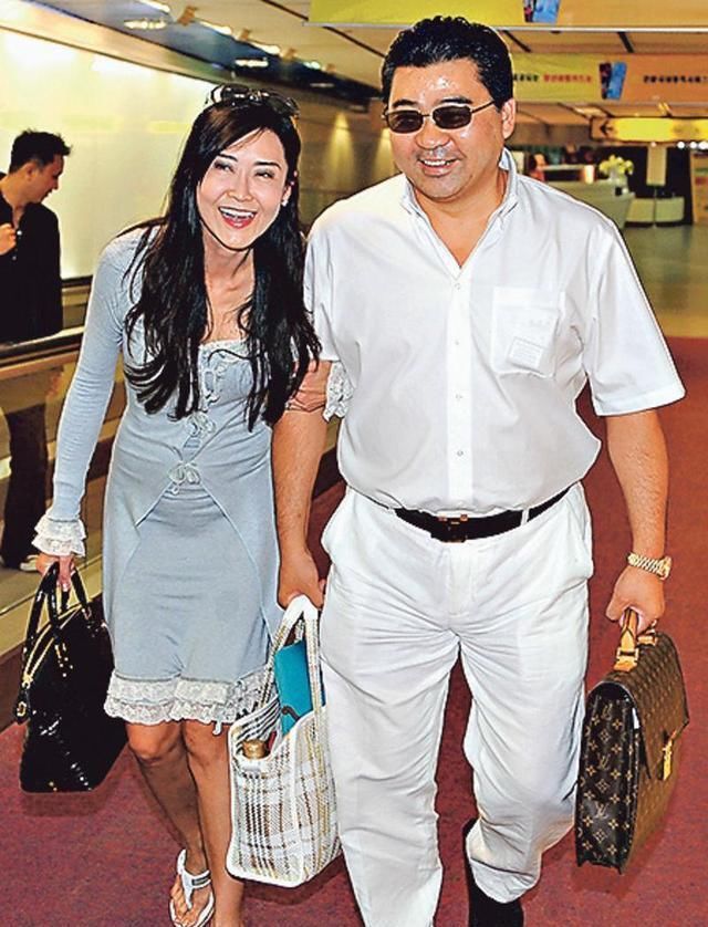  破产|叶玉卿富豪老公破产了？超1亿房产险被拍卖，此前一家住奢华古堡