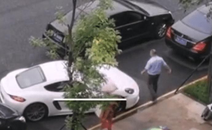 名女子|不会停车活该？保时捷被挡开不出车位，女子下车怒踹对方车门4脚