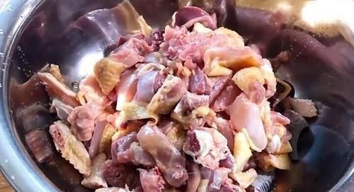 香浓|别再用凉水或开水炖鸡了，学会这招，鸡肉鲜嫩，鸡汤更香浓！