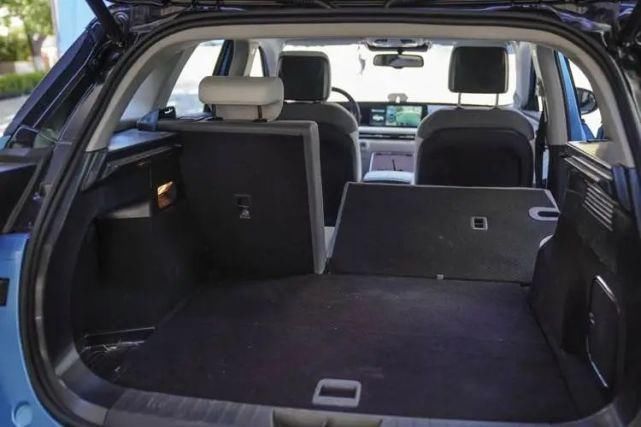 SUV|试驾奔腾全新纯电动SUV E01!造型科幻+三块大屏,驾乘感舒适