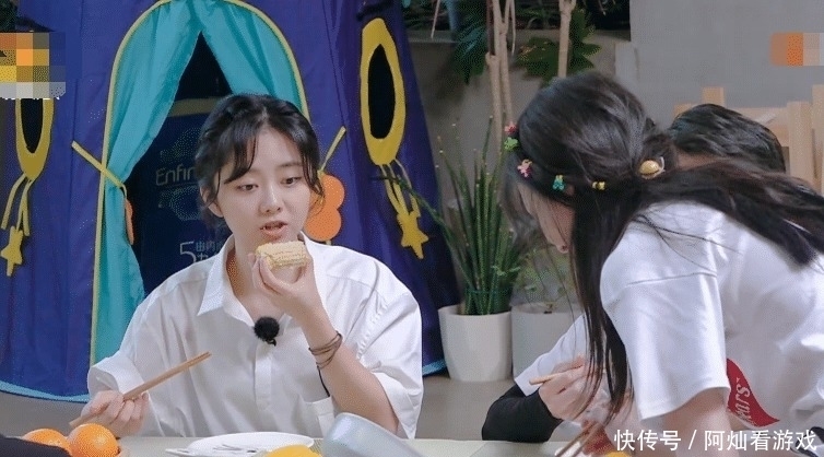 谭松韵|郑爽减肥不吃荤菜,自己开小灶炒青菜,当她装盘时谭松韵都吃惊了