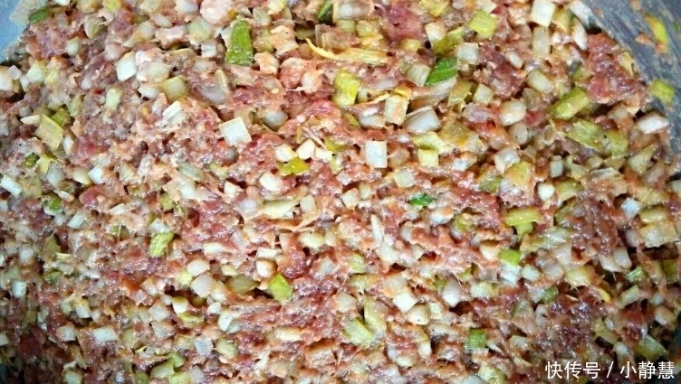 两克|调饺子馅最忌讳加此调料,很多人不清楚就放,难怪饺子馅发柴难吃