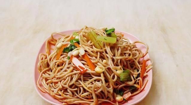 面条|夏天面条这样吃，简单快手，比泡面营养100倍，一人一盘不够解馋