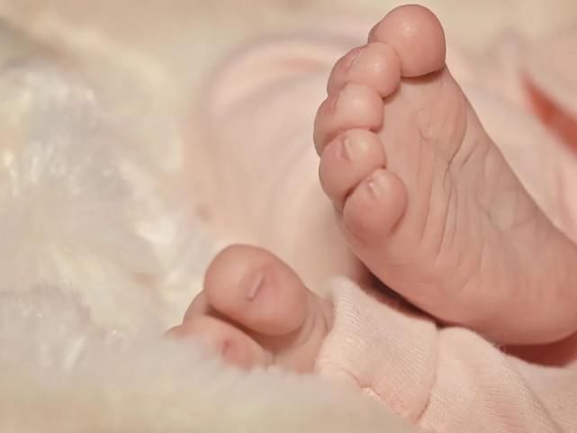  海里|女子想把9个月大儿子扔到海里，还咬伤阻止她的孩子父亲