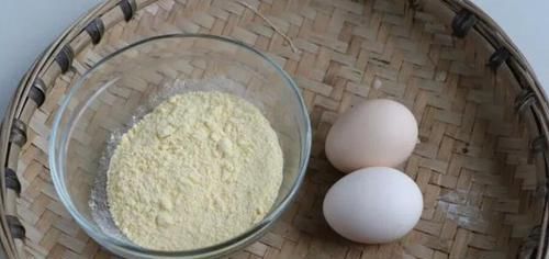  松软|平底锅玉米面煎饼，不用油也松软，撒把葡萄干更有嚼劲