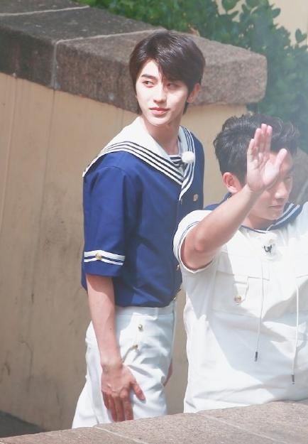  造型|蔡徐坤跑男路透水手服造型，清爽帅气，站在那就是一部偶像剧