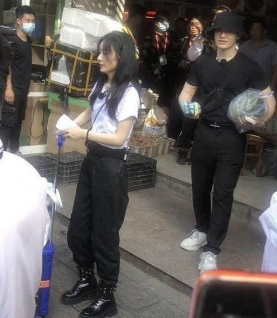  真实|赵丽颖买菜太投入，被菜摊摊主抓拍，无美颜滤镜暴露32岁真实状态！