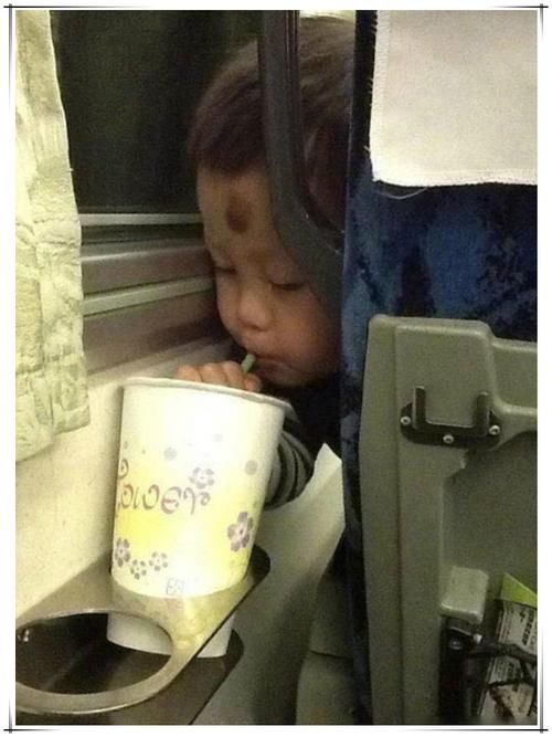 乘客|小女孩高铁上“偷喝”后排乘客奶茶，呆萌惹人爱，网友：不忍责怪