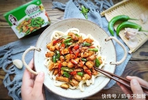 十三香粉|「双椒鸡丁拌面」的做法+配方,鲜美嫩滑的双椒鸡丁,香辣过瘾