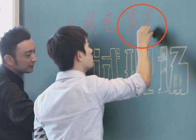  华彩|易烊千玺监考《华彩少年》笔试，你觉得被他监考是怎样的体验？