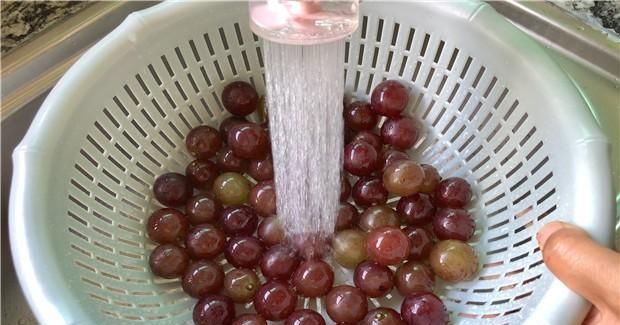 农药残留物|洗葡萄时,用盐水洗等于吃虫卵,教你正确洗法,好吃又卫生