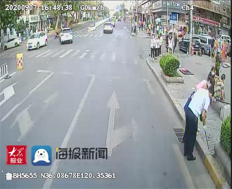 举动|视频：台阶太高八旬老人犯难 青岛公交司机举动获赞