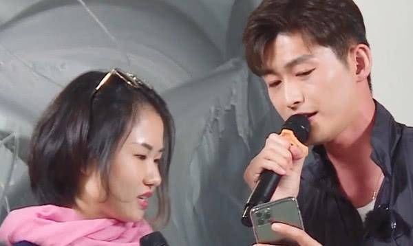  吴磊|张翰为节目付出太多，现场向女嘉宾单膝跪地，吴磊陈翔笑开花