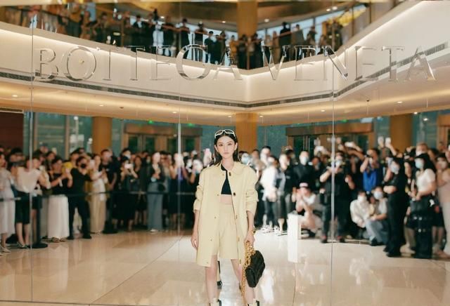  不合|宋祖儿不好好穿衣服，露腰背心大秀香肩美得过分，不合常理