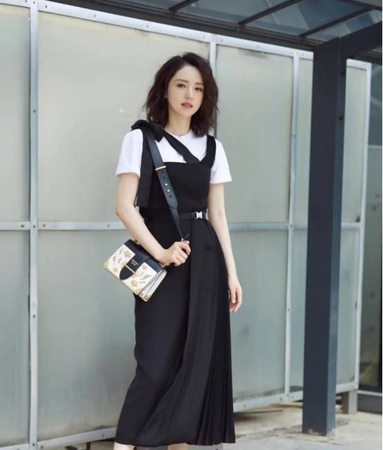 黑白|董璇私下穿搭挺随性,一身黑白组合装简洁清爽,这状态真是没得说