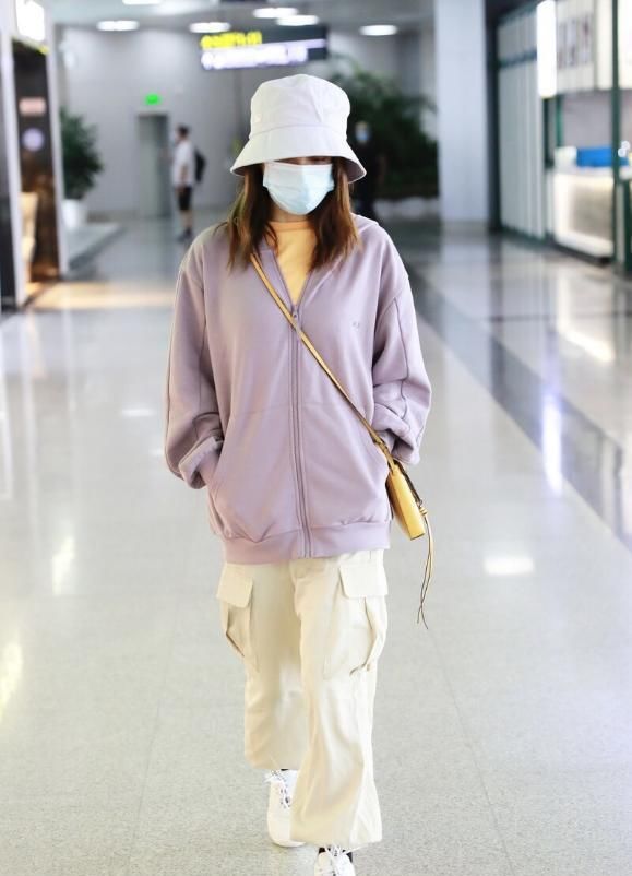  运动风|吴昕真有少女感，香芋紫外套穿的“松垮垮”，嫩度不输小姑娘