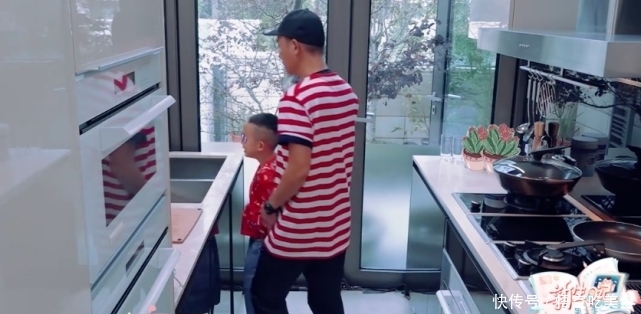 到陈小春|7岁Jasper终于翻身了,不停指挥陈小春干活,懂事举动又很暖心