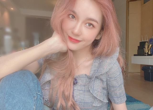 英雄联盟|Rita吊带装出镜，男解说都不敢直视，药水哥直夸妹妹真漂亮