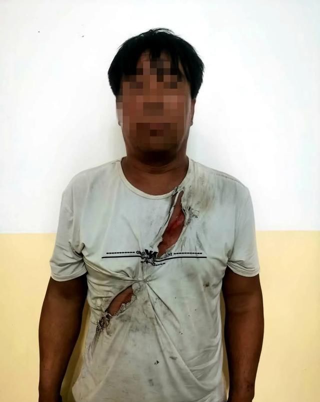  疲劳|【一盔一带】爱是一道伤 疲劳驾驶车辆侧翻桥下 安全带救了他一命