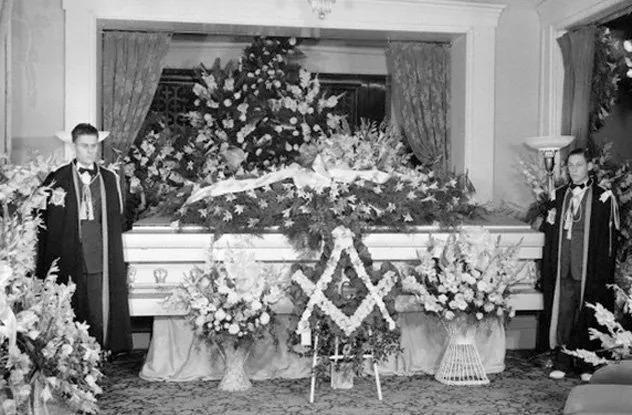  巨人|世界第一巨人，去世后被装入500公斤的水泥棺，4万人为其送葬