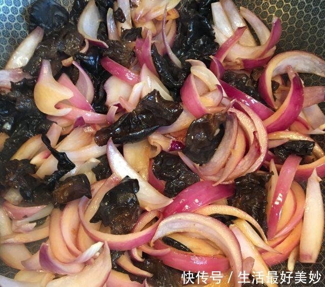 美味|鸡蛋炒洋葱木耳,家常小炒,营养美味,方便快捷!