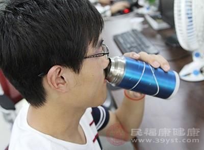  感冒发烧|咳嗽怎么办 多喝水能缓解这个常见症状