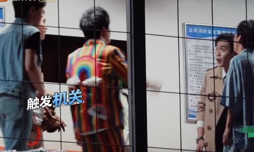  本能|何炅误触机关陷僵局，大张伟本能反应暴露人品，跪下认真的吗？