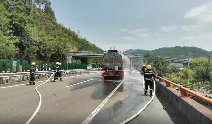  服务区|险~高速公路上，运输化学品的半挂车起火！施救时，车胎突然爆炸……