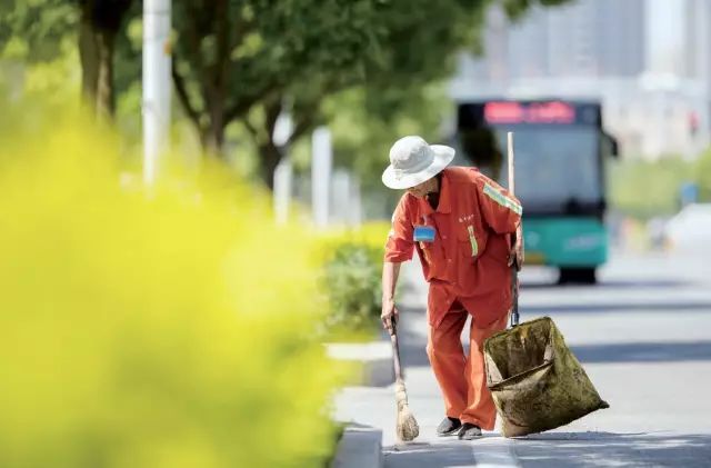 可恶！他竟把黑手伸向环卫工人……