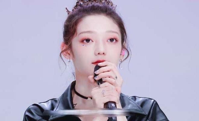  总决赛|硬糖少女303直播首秀，希林造型显学生气，原因原来的这个