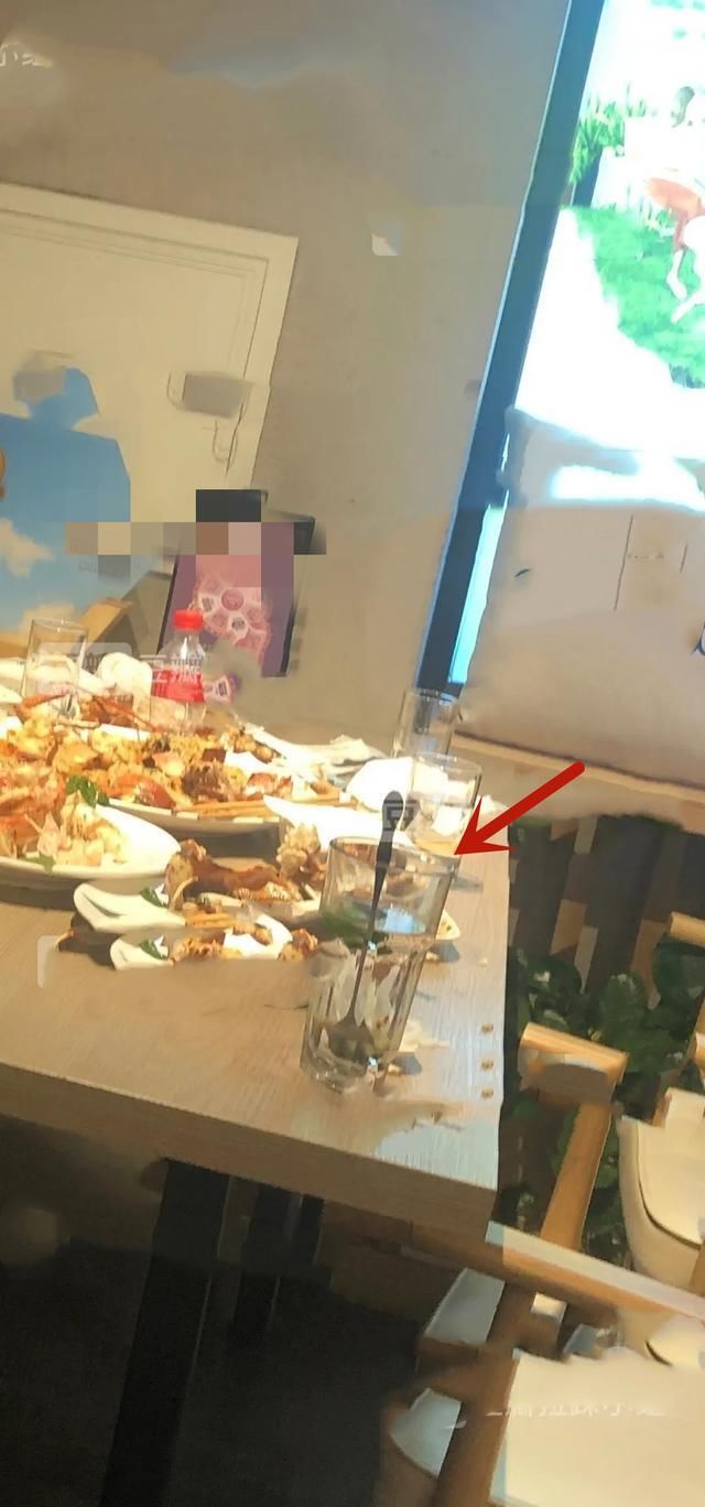 付钱|95后爱豆被曝七夕约饭靓妹，一顿4千多女生付钱，直播称吃霸王餐