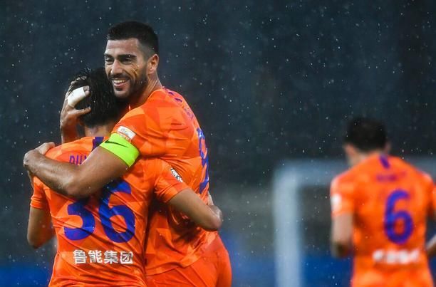  挥拳|2-0，又是他，狂奔50米定胜局！李霄鹏雨中挥拳大吼，鲁能稳居前4