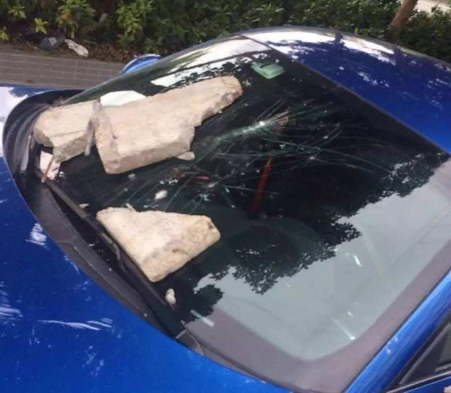  保时捷|保时捷霸占两个车位，好心大爷两块石头砸过去，看到车头脸变了