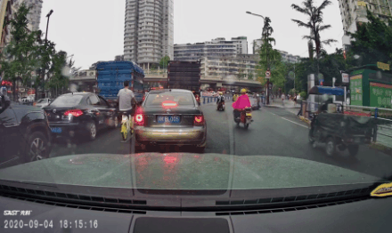 全城|找到了!内江车流中这个“校服少年”感动全城,他却称……