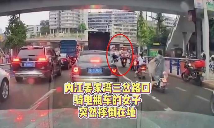 街头|内江街头，一名学生的小小举动，引来网友怒赞！