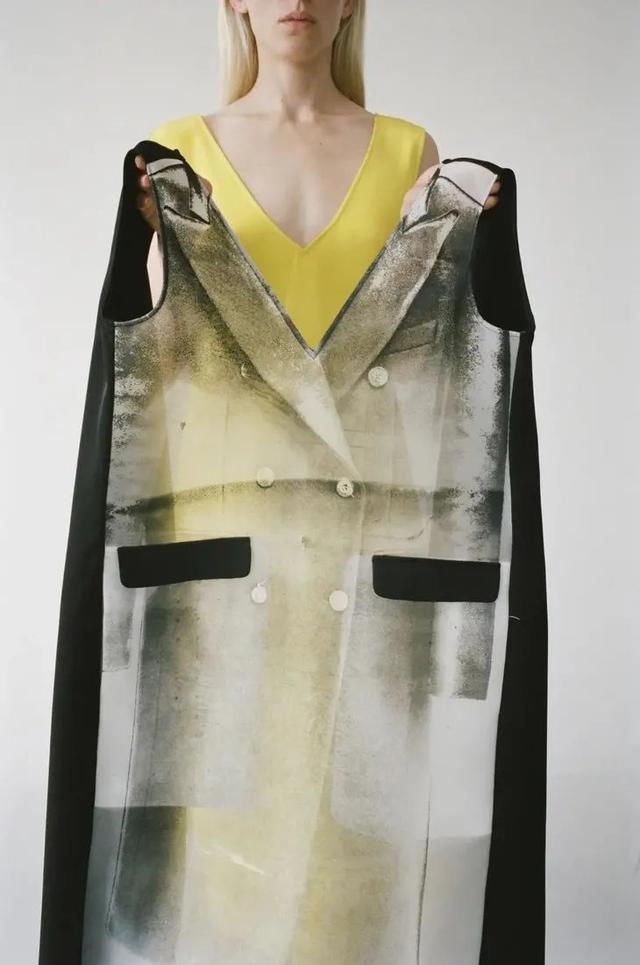 万茜|万茜的红西装吴昕的剪刀发夹被追着问哪买？是姐姐带火的小众品牌