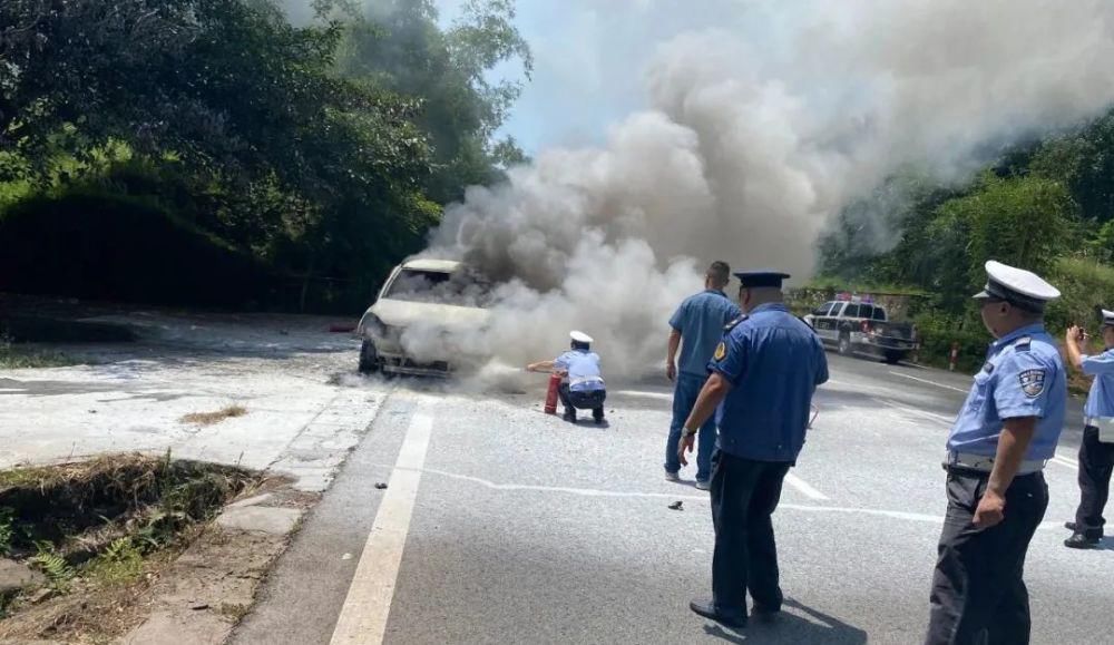  现场|突发！宜长路一车辆自燃！现场浓烟滚滚！