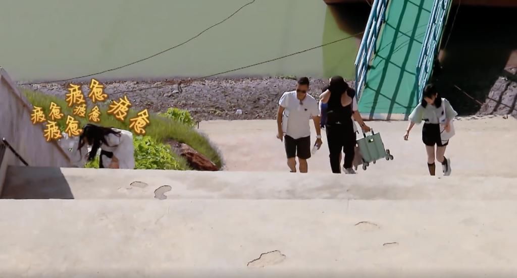  救场|《中餐厅》黄晓明牵“人妻”赵丽颖爬楼梯，牵手方式引热议，节目组及时救场