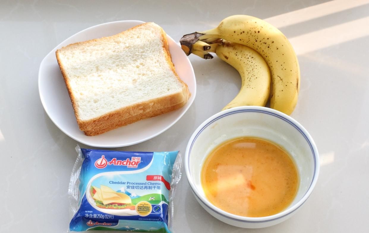 上桌|剩吐司别丢掉,做成快手营养早餐,五分钟就上桌,咬一口还爆浆!