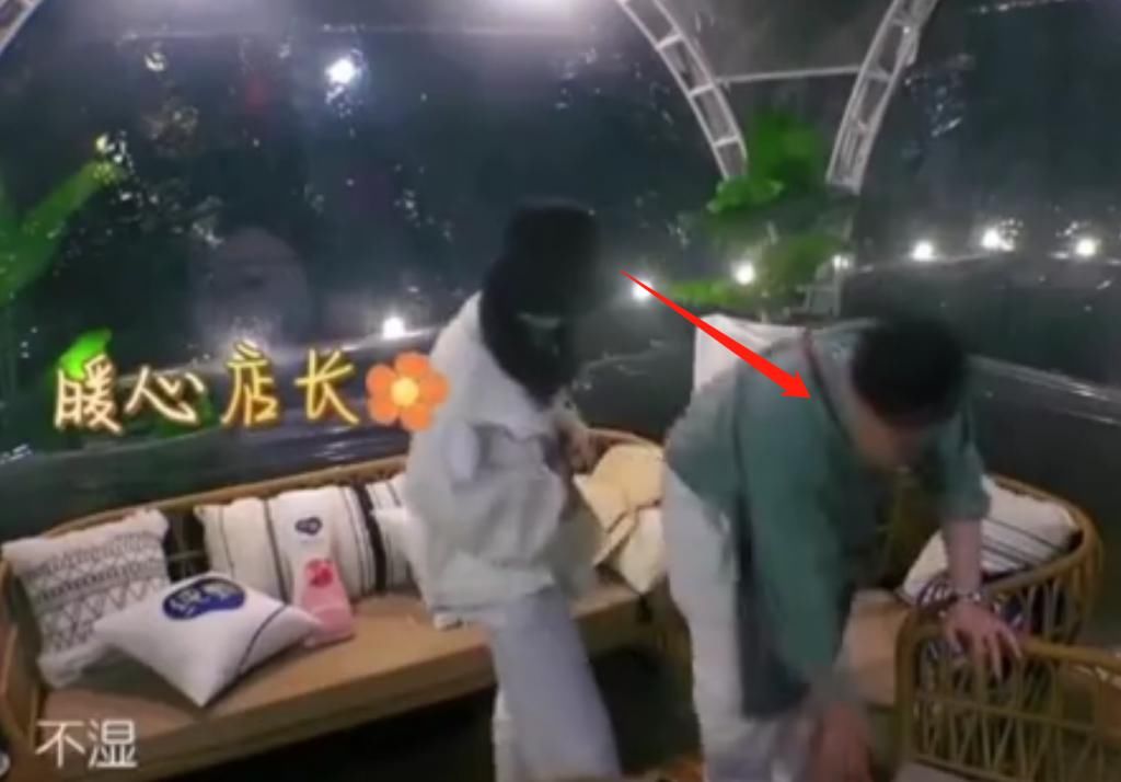  赵丽颖|赵丽颖在《中餐厅》为啥老是把外套系在腰上？原因很无奈，女生都懂