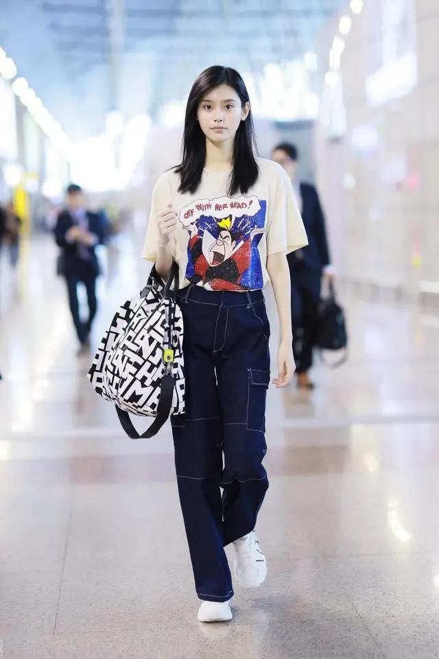 版型|奚梦瑶国外走红毯真拼，穿蓝色吊带连衣裙还高开叉，气场太强大