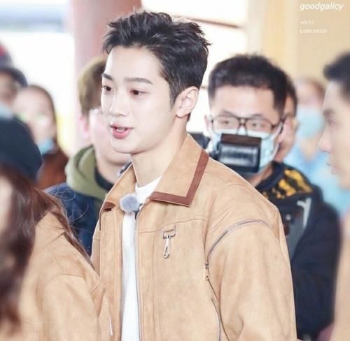 成毅|《奔跑吧黄河篇》录制,原班人马回归不说,看到成毅就按捺不住了