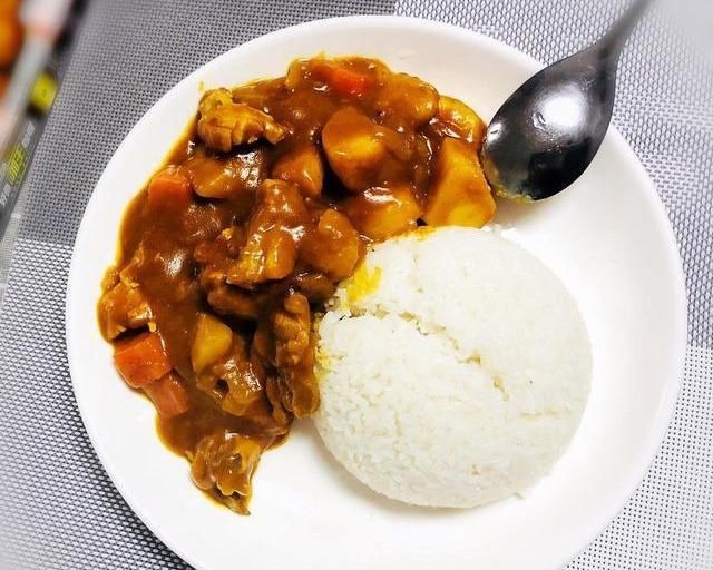 难度|今天吃咖喱鸡肉饭，咖喱营养均衡的快手菜，几乎没难度5分钟搞定