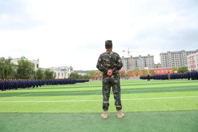 正式|航拍，西吉中学、回中、二中军训！正式拉开帷幕。