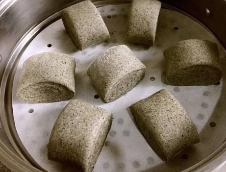 黑豆黑芝麻馒头|9月，我家常吃黑芝麻黑豆馒头，暄软又细腻，每天坚持吃身体棒