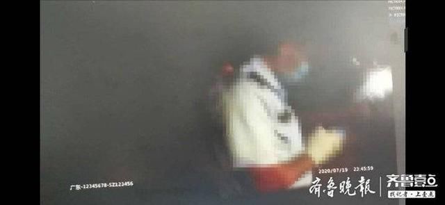  齐鲁晚报|情报站｜醉酒男子睡在路口！俩高三毕业生深夜守护