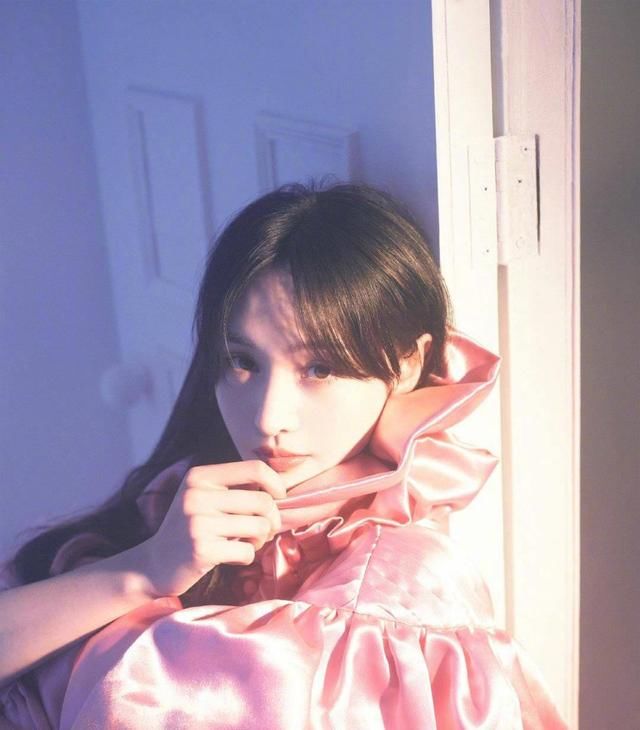  扒拉|赵丽颖扒拉菜被吐槽，筷子却穿过了碗，粉丝：被恶意剪辑了