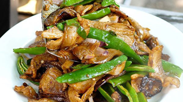  五花肉|尖椒炒五花肉，肥而不腻，色香味俱全，晚饭这一个菜就够了！