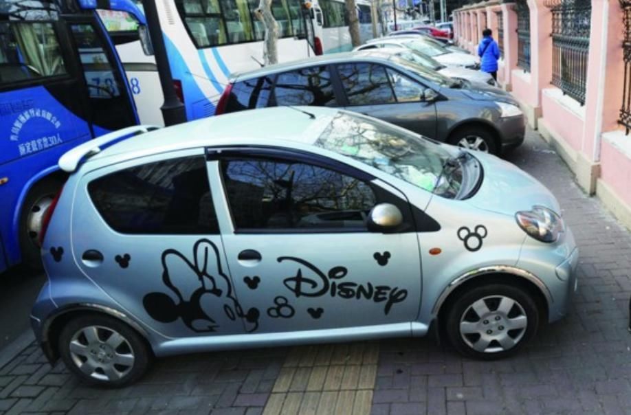 门口|乱停车堵在超市门口，老板用保鲜膜报复，车主开车时脸都绿了